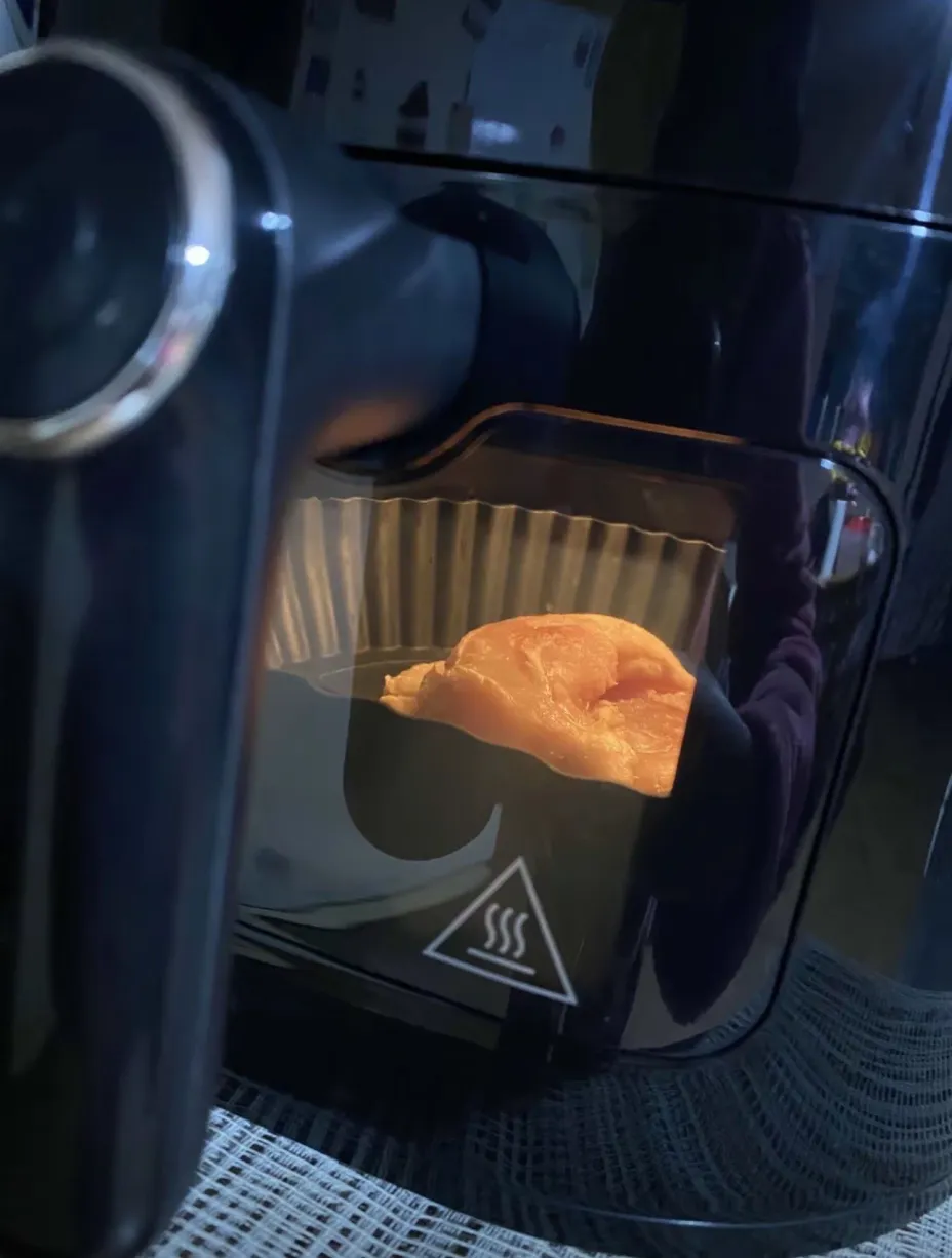 Frango sendo preparado na Air Fryer Gaabor